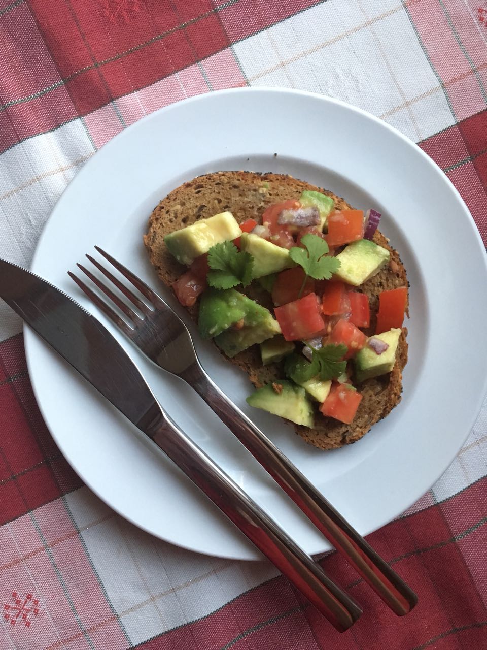 Überbackenes Brot mit Avocadosalsa vegan