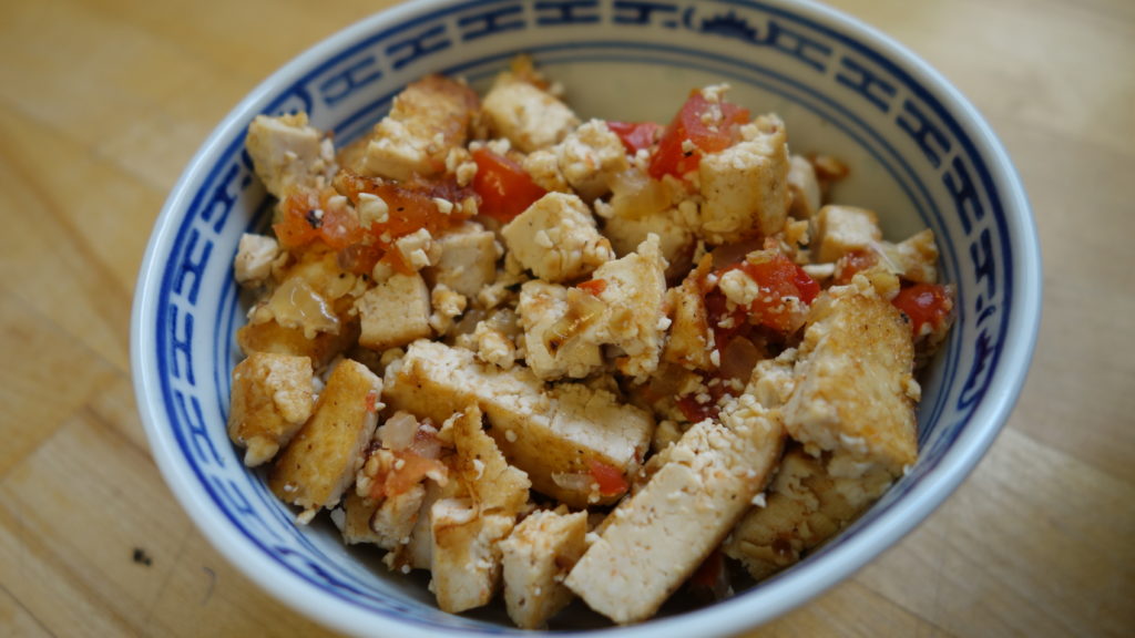 scharfer, gebratener Tofu mit Tomaten - Rezeptliste.com